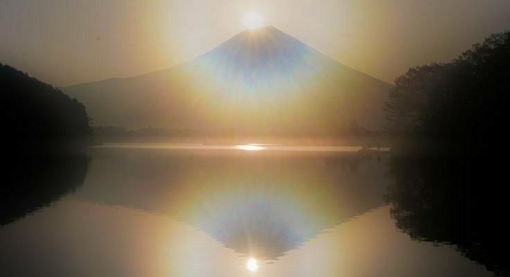湖に映るダイヤモンド富士